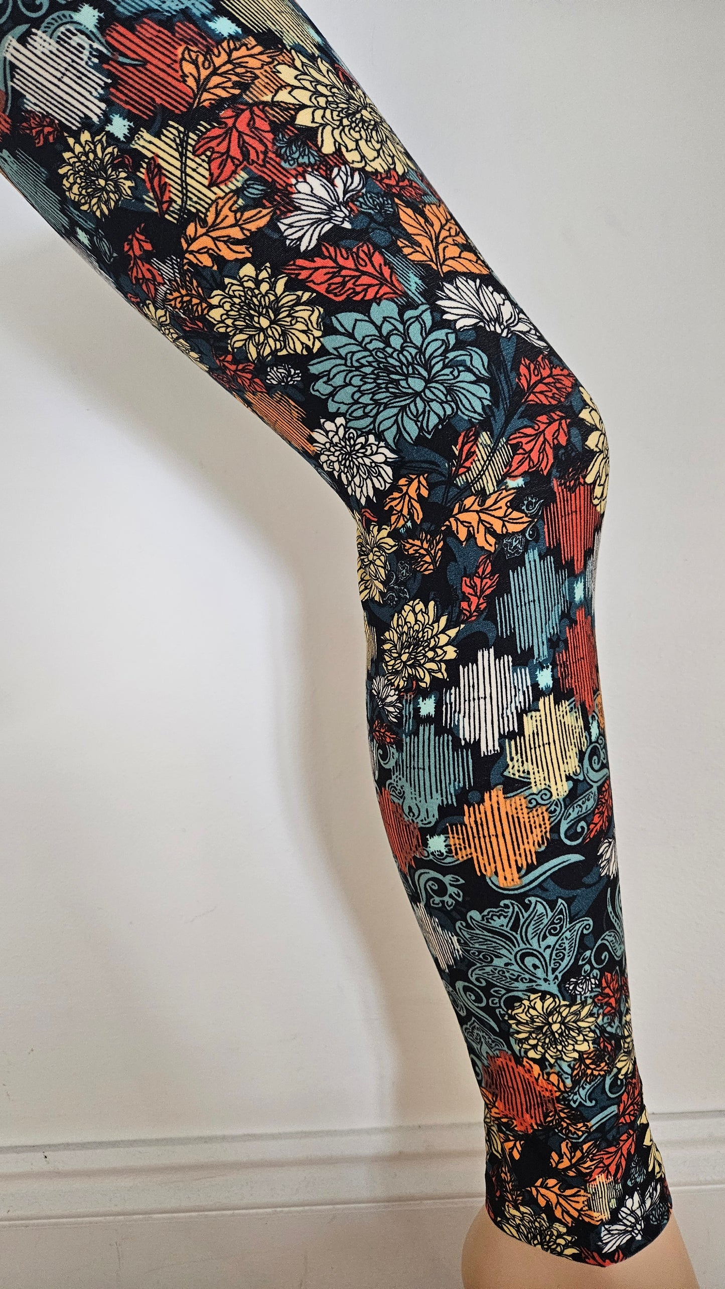 Autumn Chrysanthemum Buttery Soft High-Waisted Leggings-Shimena
