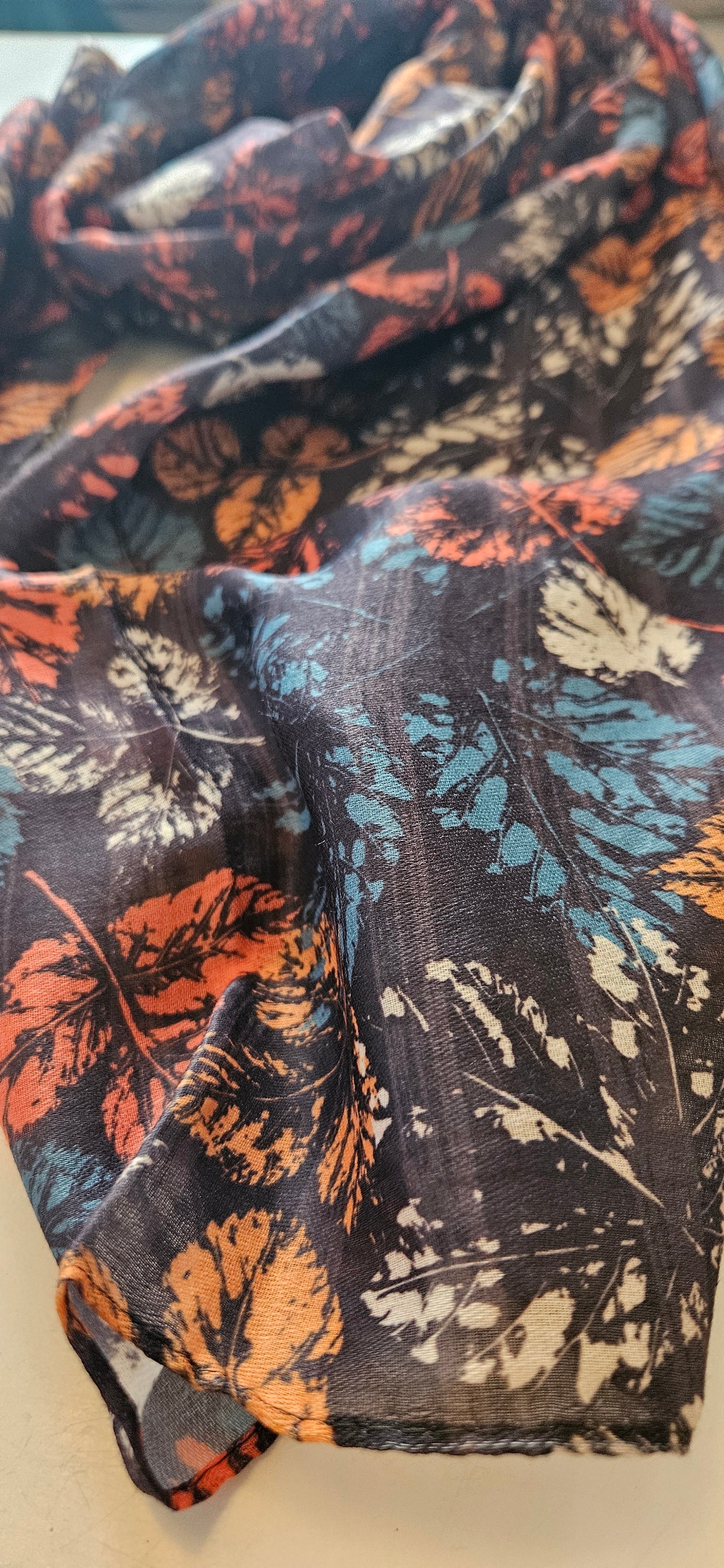 Autumn Leaf Print Scarf – Lightweight Wrap 180×70 cm (Cotton Blend)